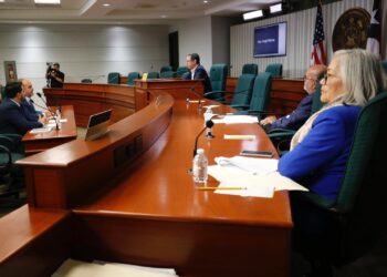 El director ejecutivo de la Autoridad de Tierras, Irving Rodríguez Torres, y el secretario de Agricultura, Ramón González Beiró, participaron en la vista pública de presupuesto. (Foto suministrada)