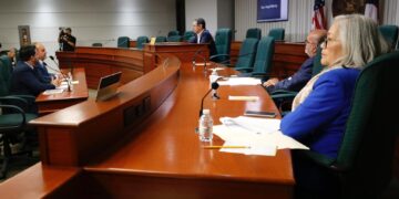 El director ejecutivo de la Autoridad de Tierras, Irving Rodríguez Torres, y el secretario de Agricultura, Ramón González Beiró, participaron en la vista pública de presupuesto. (Foto suministrada)