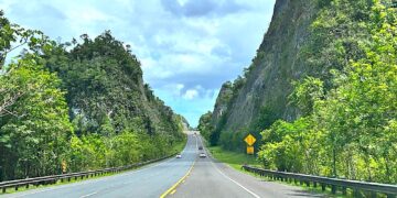 Con un presupuesto que rebasa los $500 millones, la construcción de los cuatro tramos restantes tomaría cerca de cinco años, estimó el director de la ACT, Edwin González. En la foto, segmento de la PR-10 entre Utuado y Arecibo. (Foto: Omar Alfonso, archivo)