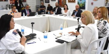 La secretaria Anaís Rodríguez Vega escucha a Clarisa Jiménez ante la mirada de la senadora Ada García Montes. (Foto suministrada)