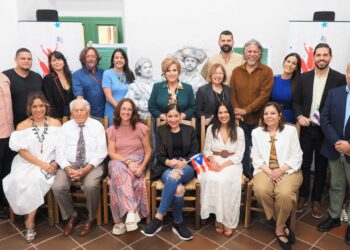 La presidenta de la Junta de Directores del Desfile Nacional Puertorriqueño Lillian Rodríguez López junto al grupo de homenajeados. (Foto suministrada)