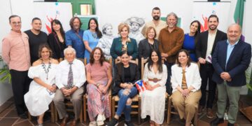 La presidenta de la Junta de Directores del Desfile Nacional Puertorriqueño Lillian Rodríguez López junto al grupo de homenajeados. (Foto suministrada)
