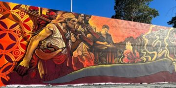 Con 15 mil pies cuadrados de vivas y seductoras imágenes, el macro mural Los Espíritus de la Loma es desde ya la obra maestra del artista puertorriqueño Rafael “Rafique” Vega. (Foto suministrada)