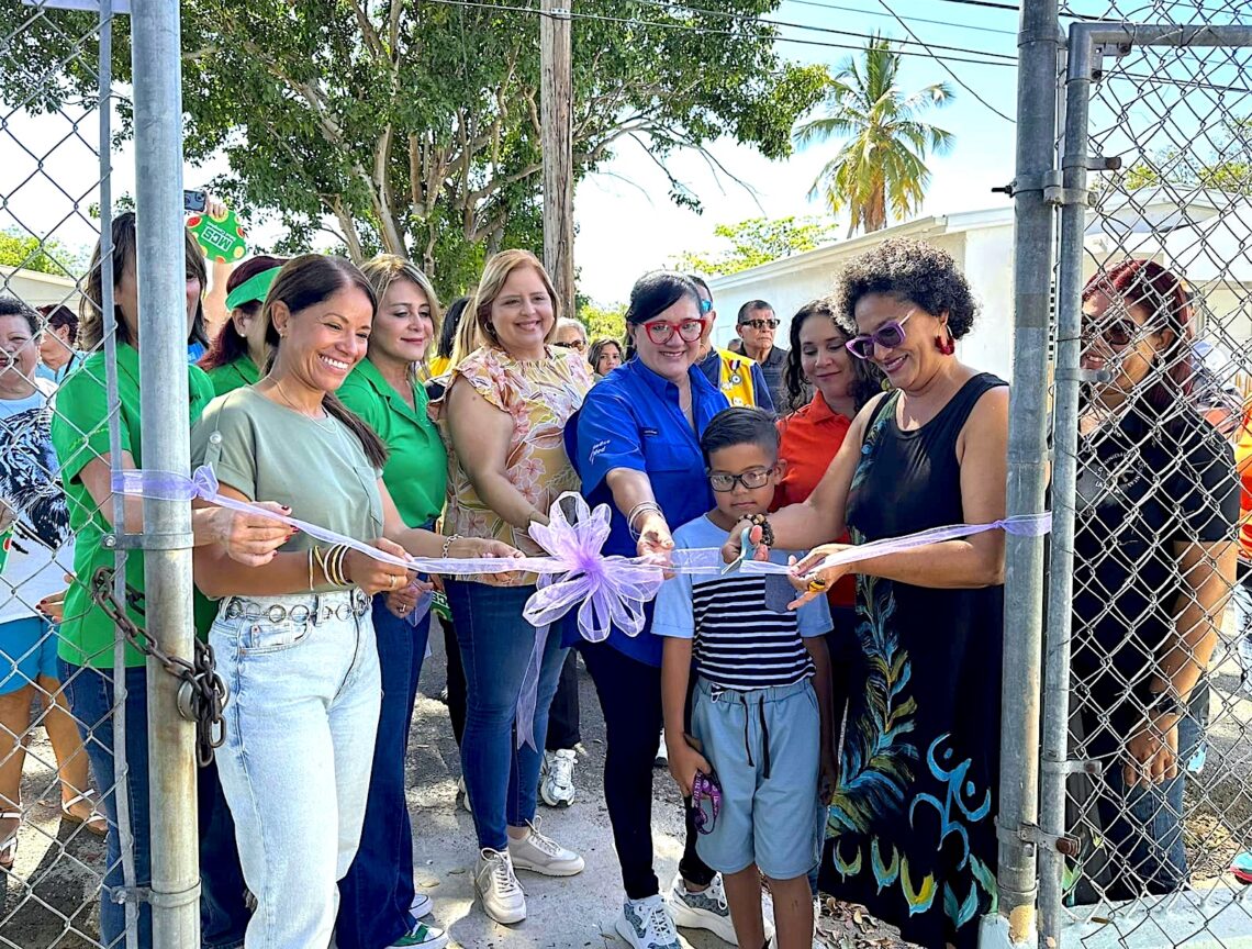 El rescate del plantel se consumó con la ceremonia de corte de cinta, luego de un año y medio de labores de autogestión y concertación de alianzas que permitieron la rehabilitación del lugar en uno que supla las necesidades de su gente. (Facebook: Karilyn Bonilla / Facebook)