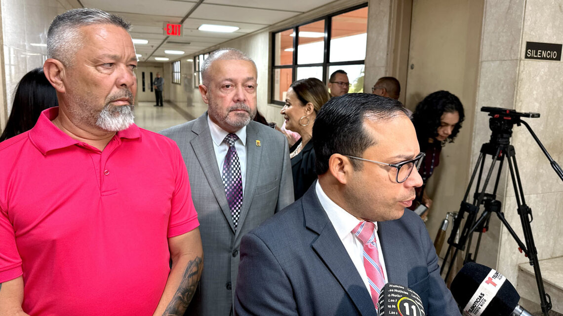 Luis Irizarry Pabón junto a su abogado Carlos Torres Nolasco y varios familiares. (Foto: Michelle Estrada Torres)