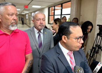 Luis Irizarry Pabón junto a su abogado Carlos Torres Nolasco y varios familiares. (Foto: Michelle Estrada Torres)