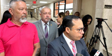 Luis Irizarry Pabón junto a su abogado Carlos Torres Nolasco y varios familiares. (Foto: Michelle Estrada Torres)