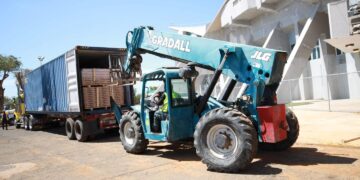 El nuevo tabloncillo llegó hoy al Pachín Vicéns. (Foto: Municipio de Ponce)