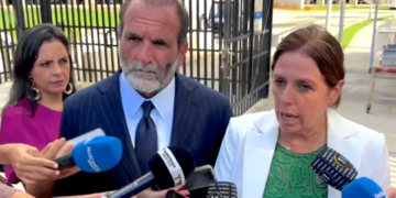 Francisco Rebollo Casalduc y Anita Hill, abogados de María Milagros Charbonier y Orlando Montes Rivera, respectivamente. (Foto: CyberNews)