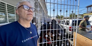 “Medimos cuatro pies y tres pulgadas de agua dentro de la casa”, precisó José Cordero Morales. “Y la pérdida es absoluta. Lo perdimos todo”. (Foto: Omar Alfonso)