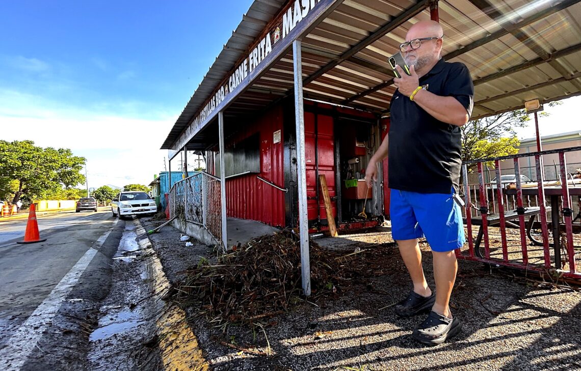 Después de remover escombros, limpiar lo que pudo durante horas e iniciar un censo de daños, otra crecida del Barranchín se llevó este miércoles parte del salón comedor de Rafa’s BBQ, lamentó su propietario, Rafael Franceschi Alfonso. (Foto: Omar Alfonso)
