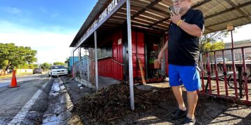 Después de remover escombros, limpiar lo que pudo durante horas e iniciar un censo de daños, otra crecida del Barranchín se llevó este miércoles parte del salón comedor de Rafa’s BBQ, lamentó su propietario, Rafael Franceschi Alfonso. (Foto: Omar Alfonso)