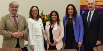 Maximiliano Trujillo del Departamento de Agricultura federal, Madeline Rossy de HRSA y Darielys Cordero de la Asociación de Salud Primaria de Puerto Rico impulsan el proyecto junto a Carmen Bonet de la Administración de Servicios de Salud y Contra la Adicción, y Allan Cintrón Salichs, director ejecutivo de Med Centro.