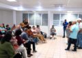 Residentes de Guánica discuten los hallazgos tras la presentación, celebrada en la Legislatura Municipal de este pueblo. (Foto por José Miguel Morales, fotógrafo y residente de la comunidad)