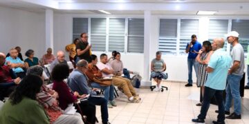 Residentes de Guánica discuten los hallazgos tras la presentación, celebrada en la Legislatura Municipal de este pueblo. (Foto por José Miguel Morales, fotógrafo y residente de la comunidad)