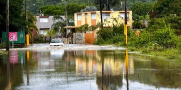 Siete pulgadas de lluvia causaron inundaciones en varios sectores de Yauco. (Foto: Omar Alfonso)