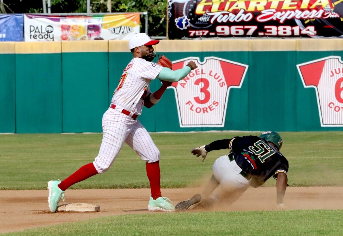 Richard González, de Cayey, realiza una jugada en la segunda base. (Foto suministrada: Aldwin Santiago)