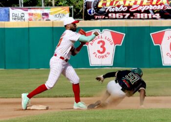 Richard González, de Cayey, realiza una jugada en la segunda base. (Foto suministrada: Aldwin Santiago)