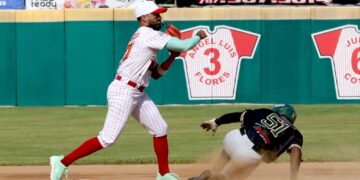 Richard González, de Cayey, realiza una jugada en la segunda base. (Foto suministrada: Aldwin Santiago)