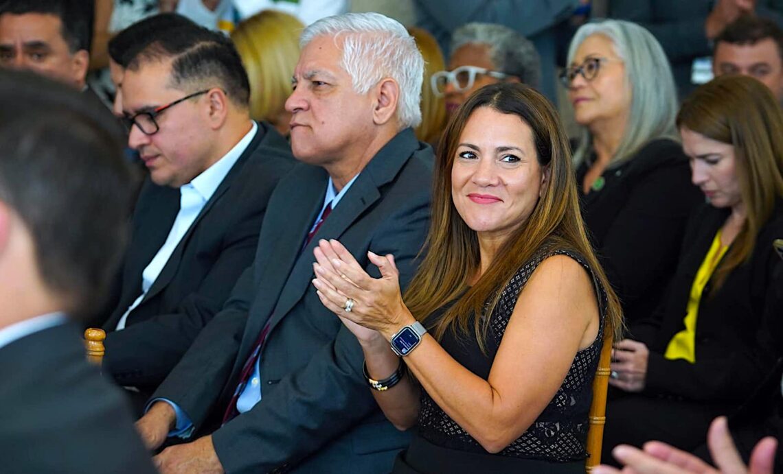 Edwin Mundo Ríos (alterno) y Vanessa Santo Domingo Cruz, comisionados electorales del PNP.
(Foto tomada de Facebook)