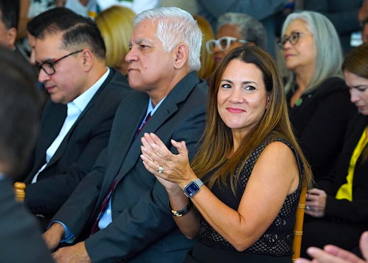 Edwin Mundo Ríos (alterno) y Vanessa Santo Domingo Cruz, comisionados electorales del PNP.
(Foto tomada de Facebook)