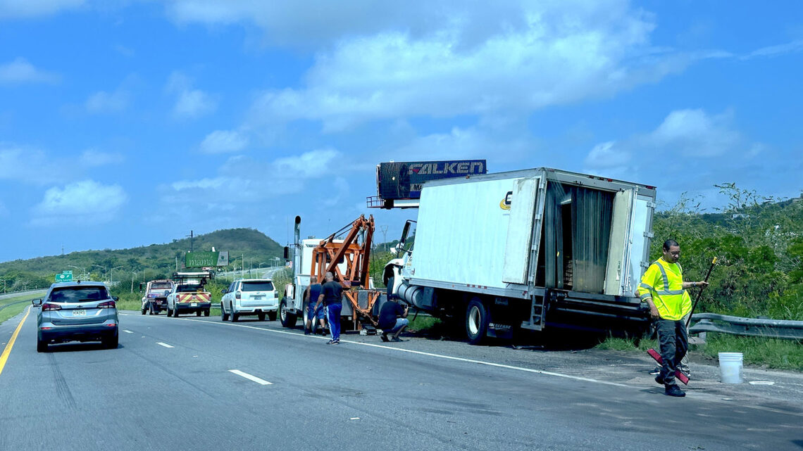 Camión accidentado en la PR-52 en Ponce. (Foto: Michelle Estrada Torres)