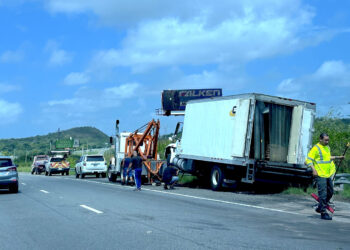 Camión accidentado en la PR-52 en Ponce. (Foto: Michelle Estrada Torres)