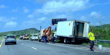 Camión accidentado en la PR-52 en Ponce. (Foto: Michelle Estrada Torres)