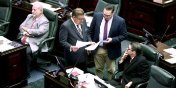 Al centro el presidente cameral, Rafael Hernández Montañez. (Foto suministrada)