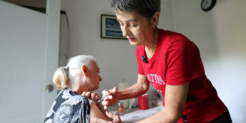 Lillian Figueroa administra la insulina a su mamá, paciente de diabetes, como parte de las tareas que realiza todos los días como cuidadora principal de sus progenitores, Juan y María, de 88 y 80 años. (Foto por Brandon Cruz González | CPI)