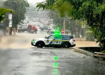 Carretera inundada en Guaynabo. (Foto: Municipio de Guaynabo / Facebook)