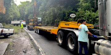 Brigada municipal de Peñuelas atendiendo un derrumbe. (Foto: Gregory Gonsález / Facebook)