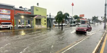 Inundación en la avenida Tito Castro en Ponce el martes, 7 de mayo. (Foto: Municipio de Ponce)