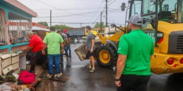 El alcalde de Yauco, Ángel Luis Torres Ortiz, visiteo varias comunidades tras las lluvias del pasado mes de mayo. (suministrada)