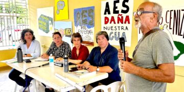 Alberto Colón del Valle, líder comunitario de Miramar en Guayama, cuestionó cuánto tiempo más deberán esperar vecinos de AES por resultados de muestreos de metales pesados en el aire. Observan Carmen Guerrero, Lisa García, Janet McCabe y Clifford Villa, de la EPA. (Foto: Omar Alfonso)