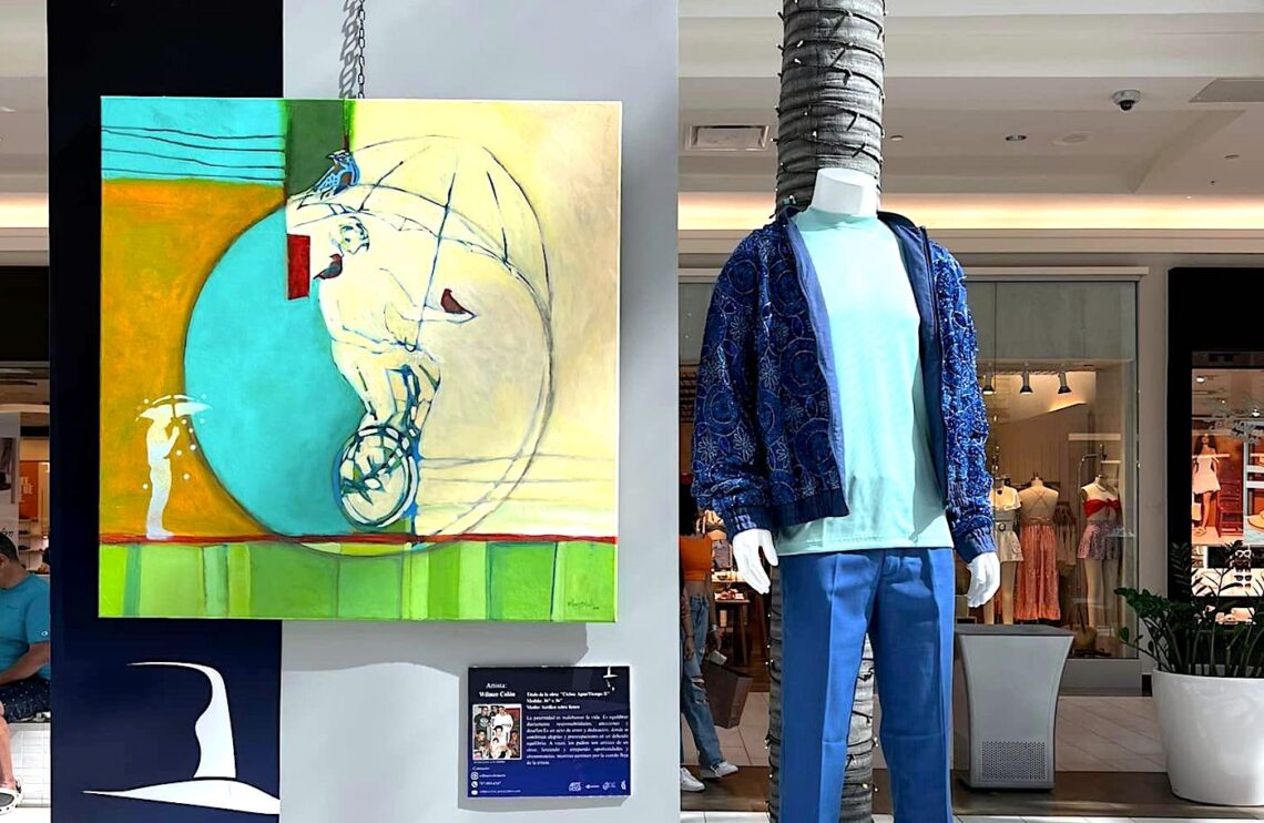 Obra "Ciclos, agua, tiempo II", del artista Wilmer Colón, junto a una chaqueta diseñada por Reynado José. (Foto: Francisco García Burgos)
