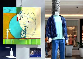 Obra "Ciclos, agua, tiempo II", del artista Wilmer Colón, junto a una chaqueta diseñada por Reynado José. (Foto: Francisco García Burgos)
