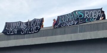 Integrantes del colectivo Mujeres contra LUMA realizaron una manifestacieon en uno de los puentes sobre el expreso Las Américas. (suminisrada)