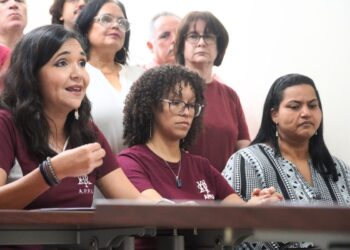 De izq a derecha, María del Mar Rosa, presidenta APPU, Dra. Verónica Castro Tirado y Dra. Rosa Mejías, profesoras despedidas. (Foto suministrada)