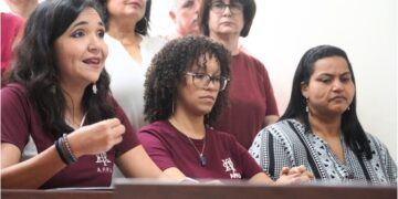 De izq a derecha, María del Mar Rosa, presidenta APPU, Dra. Verónica Castro Tirado y Dra. Rosa Mejías, profesoras despedidas. (Foto suministrada)