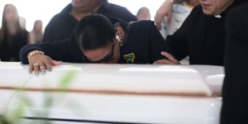 Madre de Nadesha es consolada por el Rvdo. Norberto Dominguez de la INTER. (Foto suministrada)