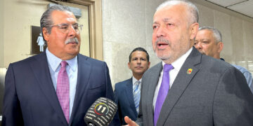 Luis Irizarry Pabón junto a los abogados José Andreu Fuentes y Ricardo Prieto García (al centro). (Foto: Michelle Estrada Torres)