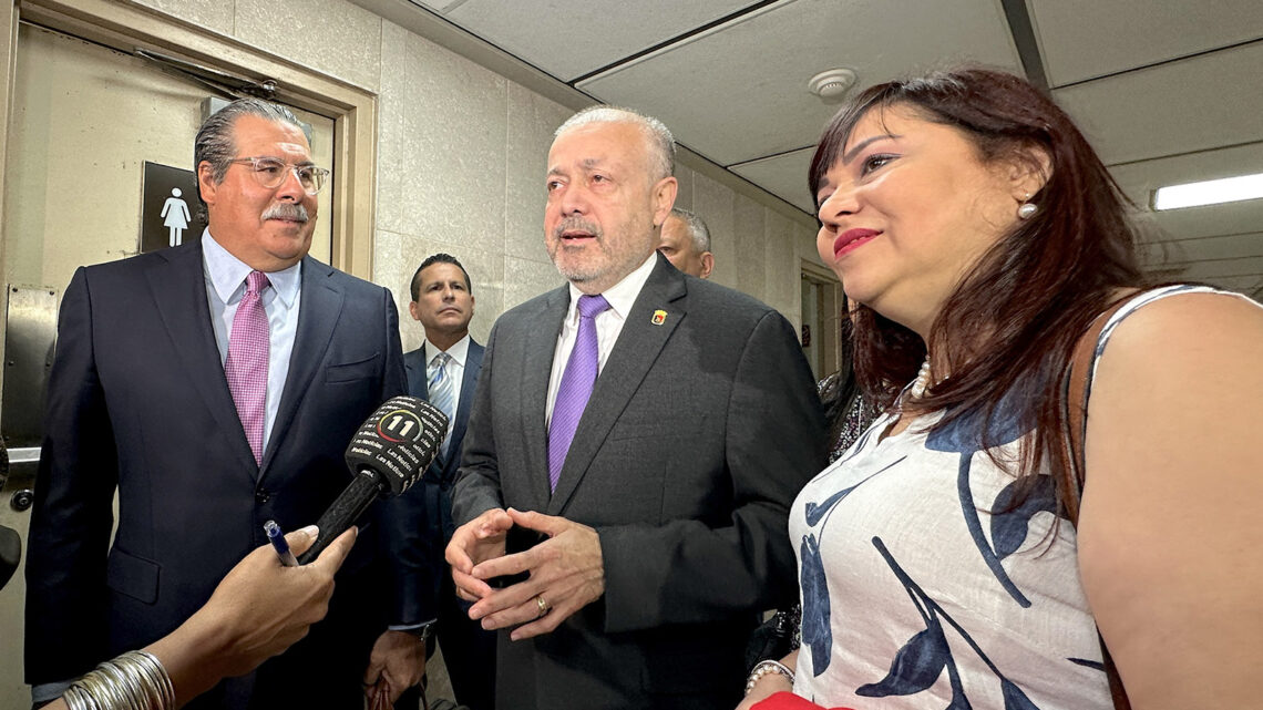 Luis Irizarry Pabón con su esposa Miyady Velázquez Pagán y su abogado José Andreu Fuentes. (Foto: Michelle Estrada Torres)