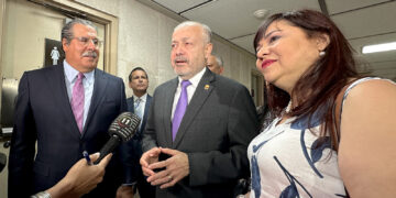 Luis Irizarry Pabón con su esposa Miyady Velázquez Pagán y su abogado José Andreu Fuentes. (Foto: Michelle Estrada Torres)