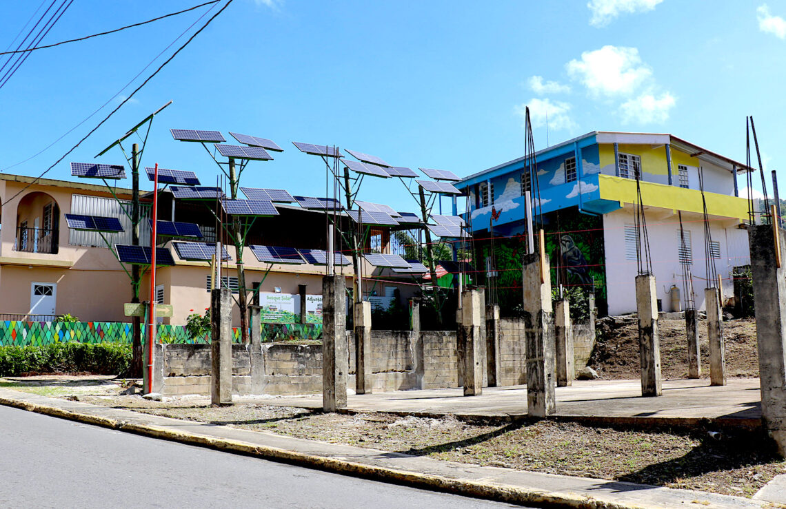Según la organización, en situaciones de emergencia, la plaza será un espacio seguro y autosuficiente para la comunidad con acceso a electricidad, agua de lluvia y conexión wifi. (suministrada)