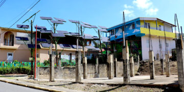 Según la organización, en situaciones de emergencia, la plaza será un espacio seguro y autosuficiente para la comunidad con acceso a electricidad, agua de lluvia y conexión wifi. (suministrada)