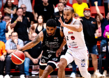 Jezreel de Jesús ante la defensa de Tjader Fernández. (Foto: Leones de Ponce)