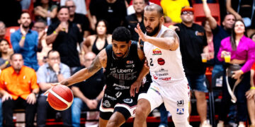 Jezreel de Jesús ante la defensa de Tjader Fernández. (Foto: Leones de Ponce)