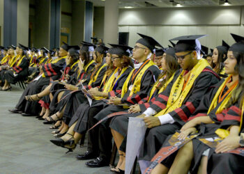 Durante la ceremonia celebrada en el Complejo Ferial Juan H. Cintrón en Ponce, se reconocieron a 10 estudiantes con la distinción de Summa Cum Laude, 50 con Magna Cum Laude y 84 Cum Laude. (suministrada)
