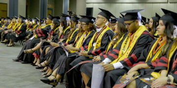 Durante la ceremonia celebrada en el Complejo Ferial Juan H. Cintrón en Ponce, se reconocieron a 10 estudiantes con la distinción de Summa Cum Laude, 50 con Magna Cum Laude y 84 Cum Laude. (suministrada)